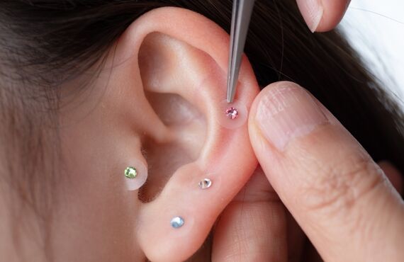 耳つぼジュエリーの料金相場は？施術費用や追加費用の目安を解説